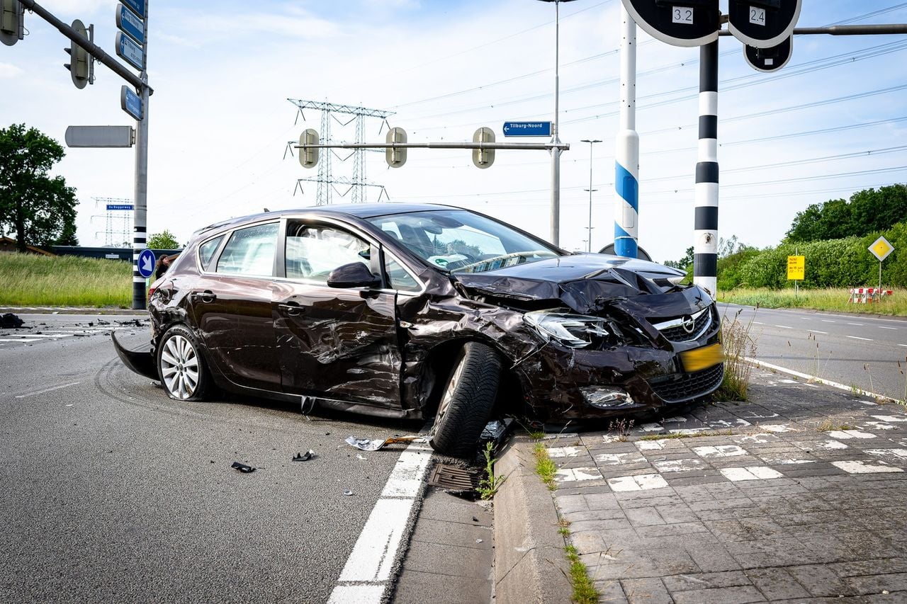Drie auto’s botsen op kruising in Tilburg, mogelijk door rood licht (foto: Jack Brekelmans / Persburo-BMS).