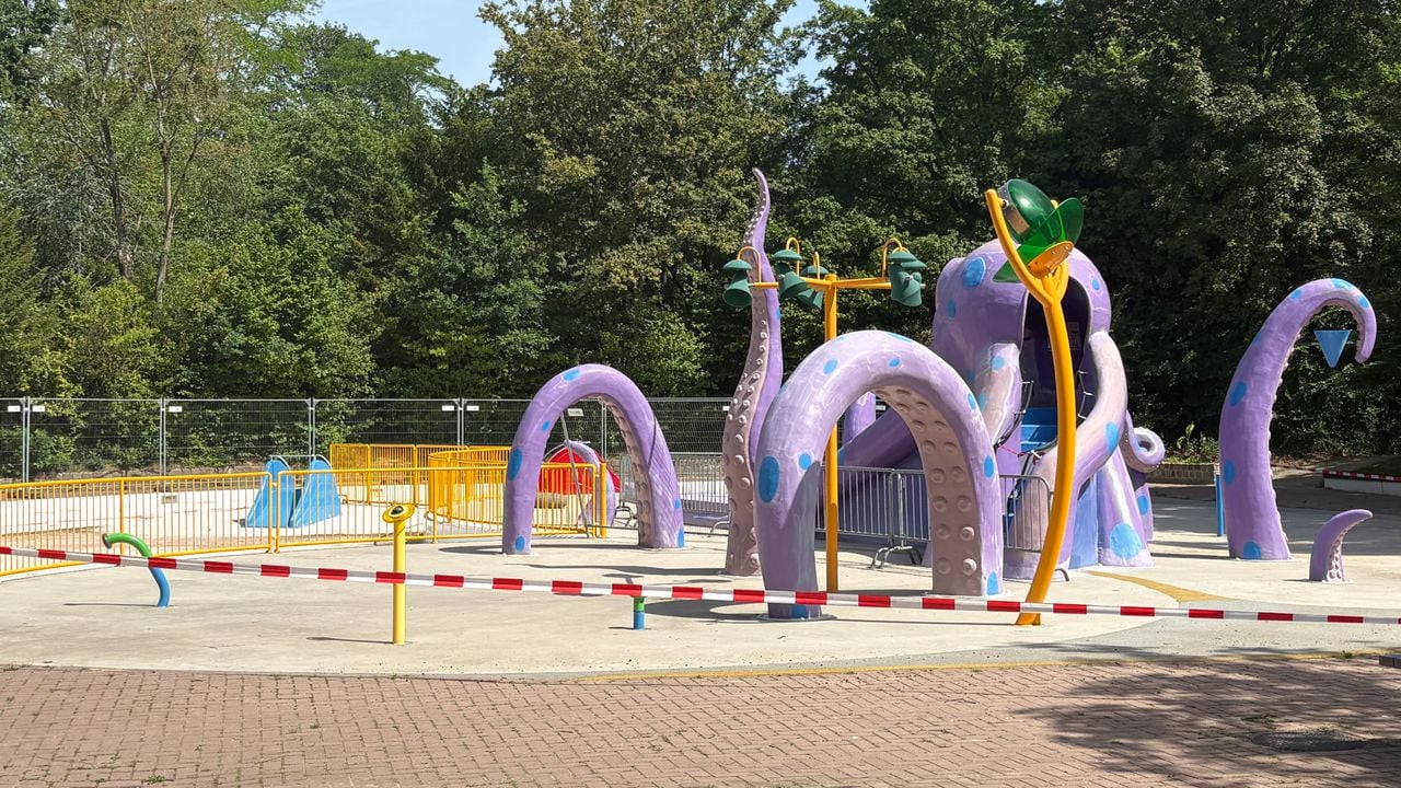 Hekken en linten moeten ervoor zorgen dat niemand bij de waterspeeltuin kan komen (foto: Rogier van Son). 