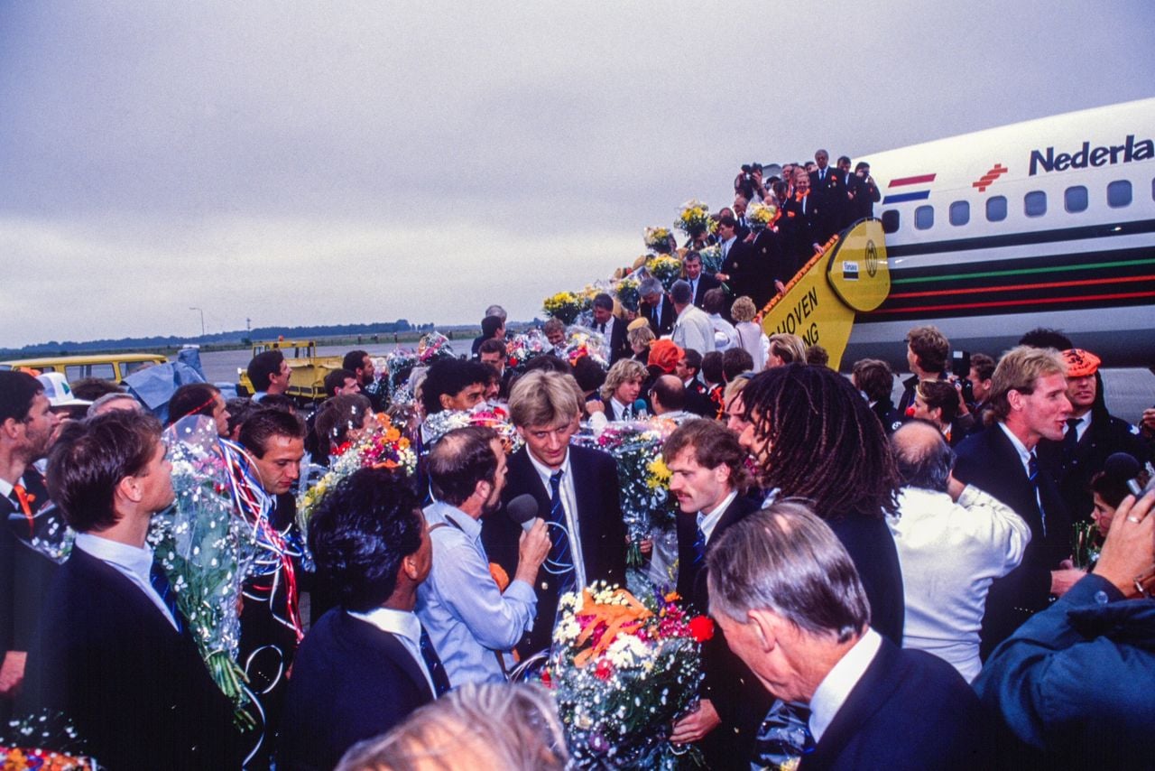 Wim Kieft, Jan Wouters en Ruud Gullit worden geïnterviewd op het vliegveld in Eindhoven (foto: ANP / Hollandse Hoogte / Leo Vogelzang VOF)