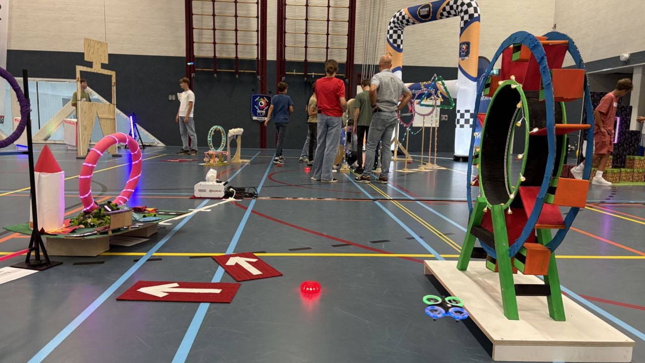 De middelbare scholieren maakten zelf obstakels waar de drones doorheen, onderdoor of langs konden vliegen (foto: Wilco Zonneveld).