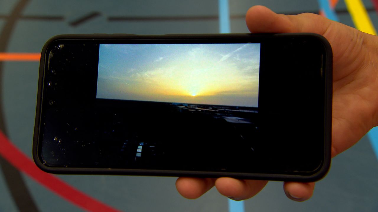 Milan vliegt regelmatig met zijn eigen drone en maakt dan foto's en filmpjes zoals deze tijdens de zonsondergang (foto: Omroep Brabant).