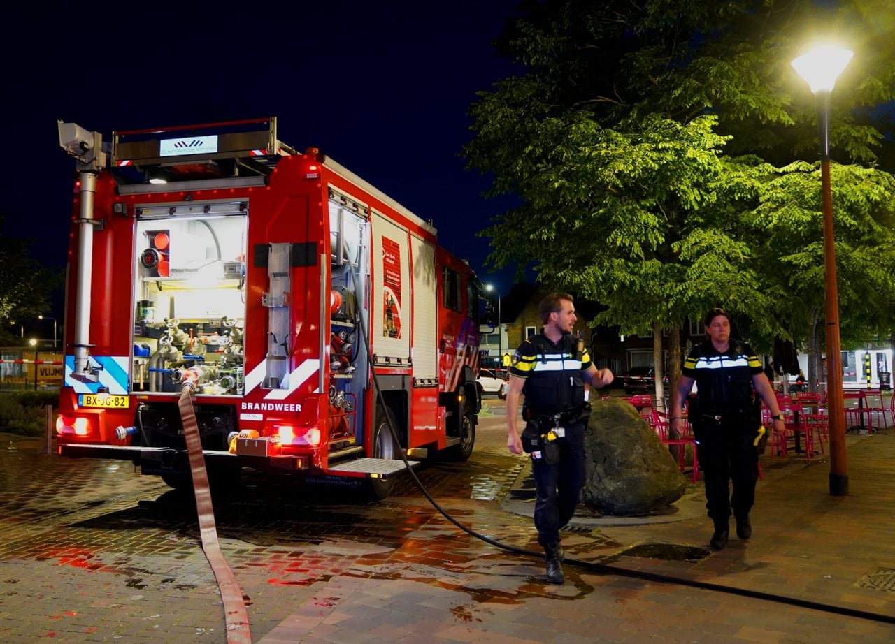 Vanwege de brand bij Bakker Bart in Vlijmen werden meerdere hulpverleners opgeroepen (foto: Bart Meesters/Persbureau Heitink).