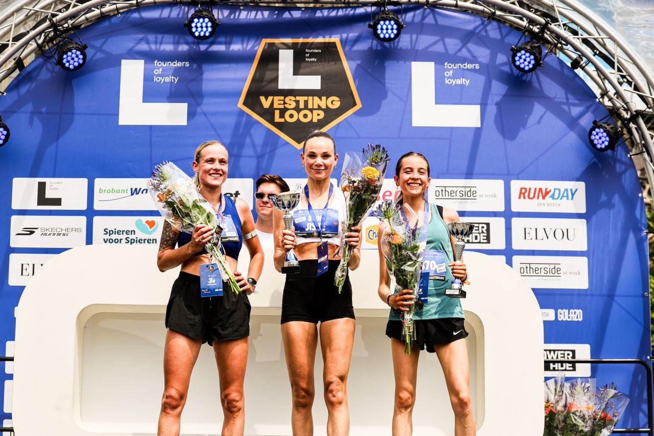 Jiske de Goede op de hoogste trede na de winst van de Vestingloop (foto: Golazo Running Events).