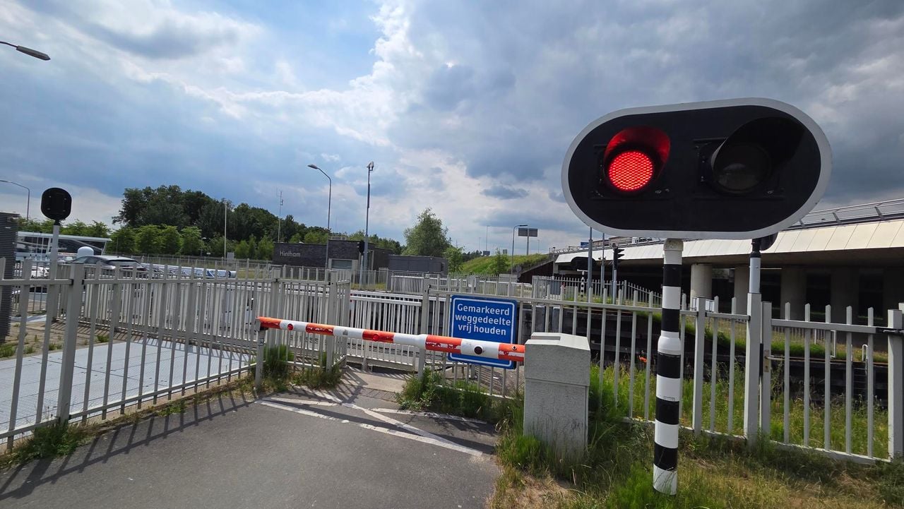 Fietsers en voetgangers kunnen het Máximakanaal niet oversteken (foto: Noël van Hooft).