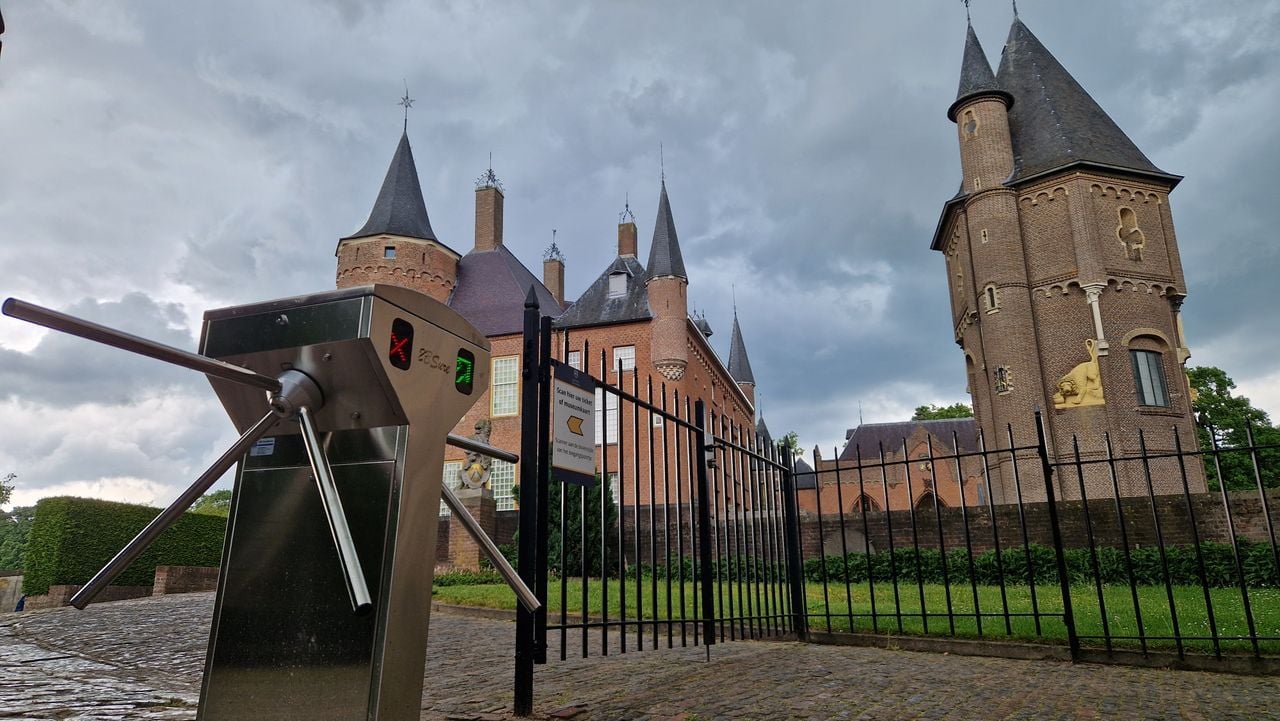 De entree van Kasteel Heeswijk met de nieuwe tourniquet (foto: Tom Berkers).