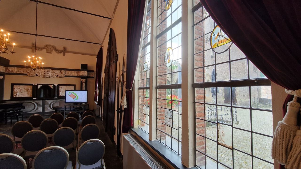 De wapenzaal van Kasteel Heeswijk met de oude glas-in-loodramen (foto: Tom Berkers).