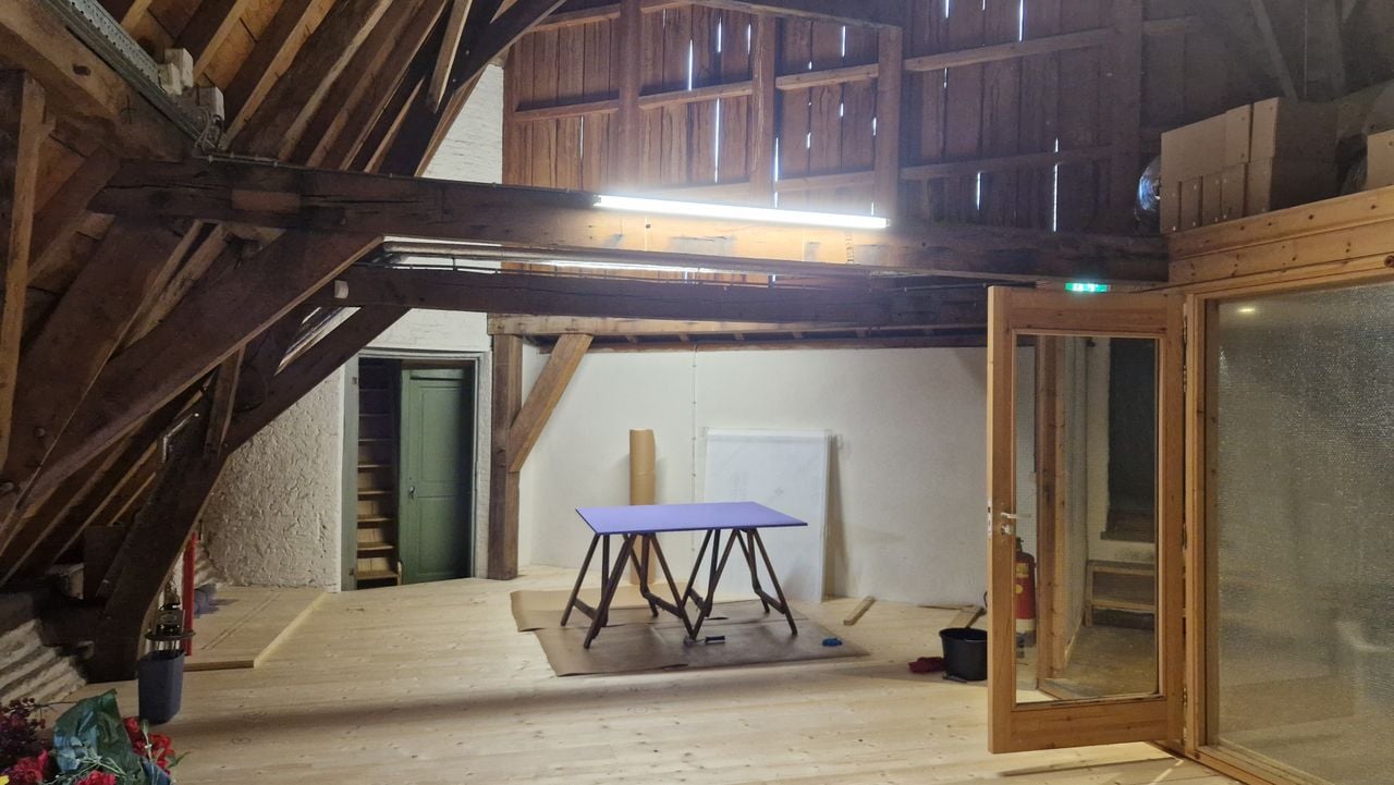 De zolder van Kasteel Heeswijk met de houten wand die lucht gewoon doorlaat (foto: Tom Berkers).