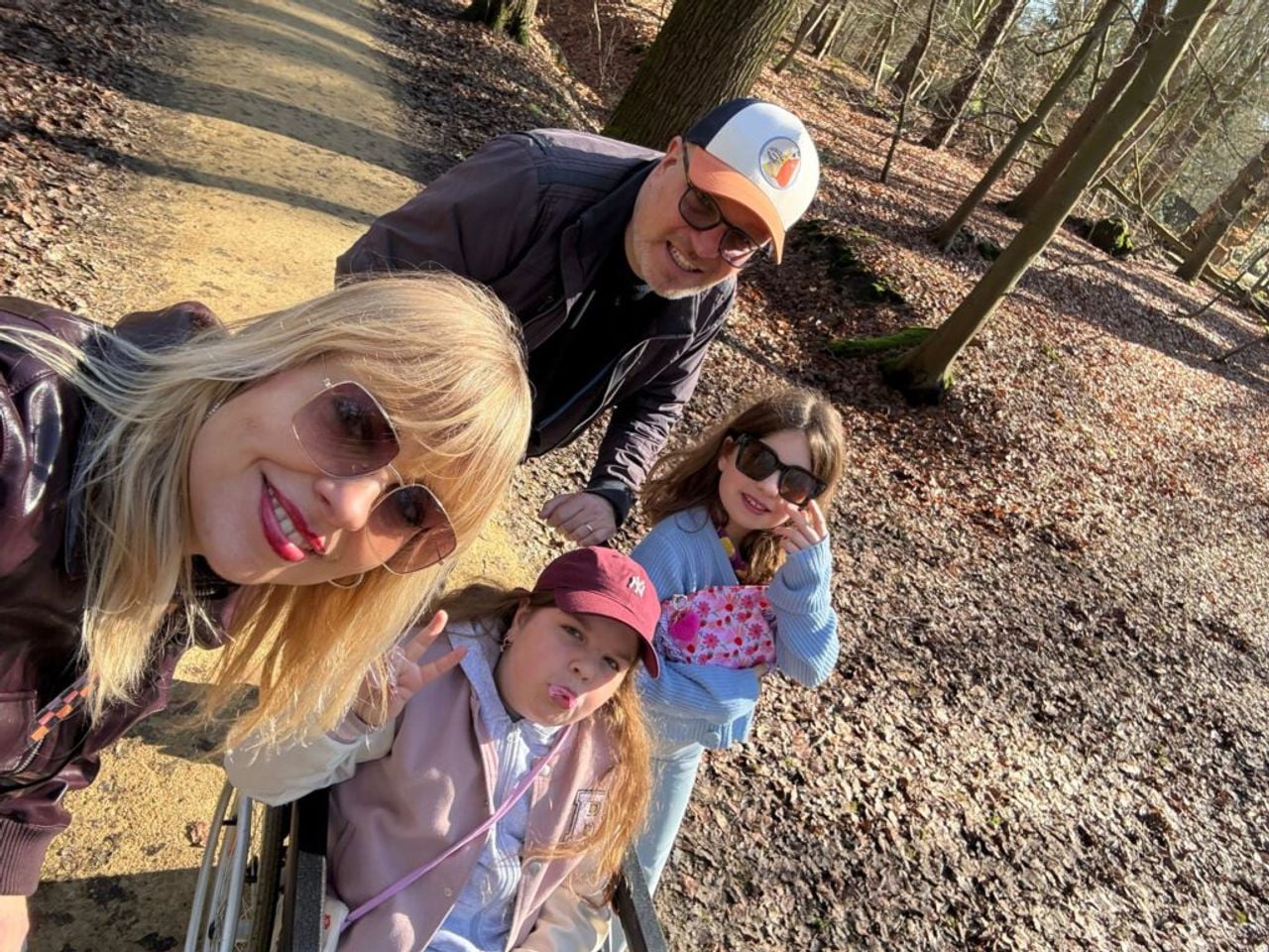 Lise samen met haar gezin in het bos (foto: privé).