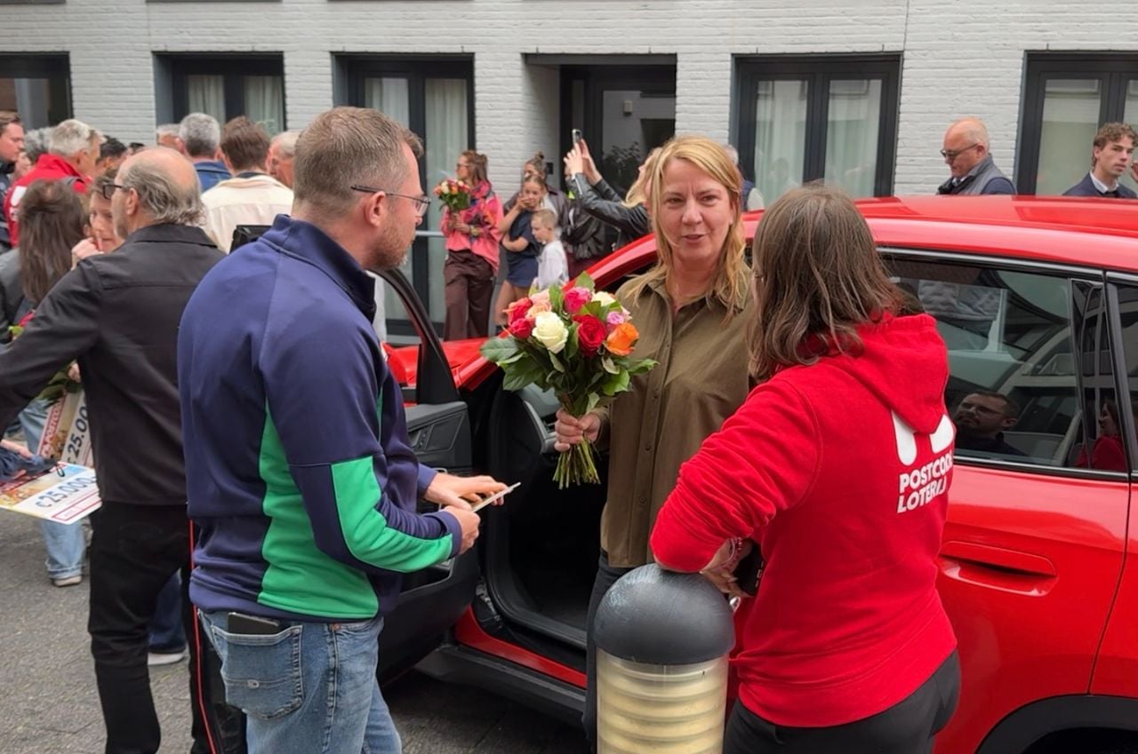 Agneta bij de auto die ze ook nog won