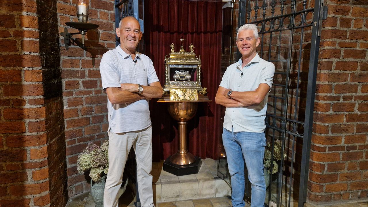 De broers bij het zilveren reliekschrijn in de Sint-Petrusbasiliek in Boxmeer (foto: Tom Berkers).