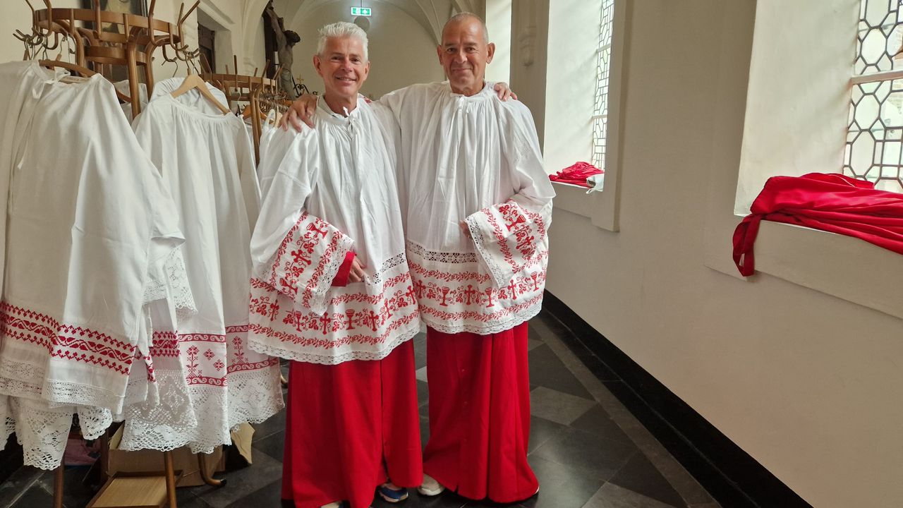 Willy en Hans in kledij die past bij hun functie als reliekdrager (foto: Tom Berkers).