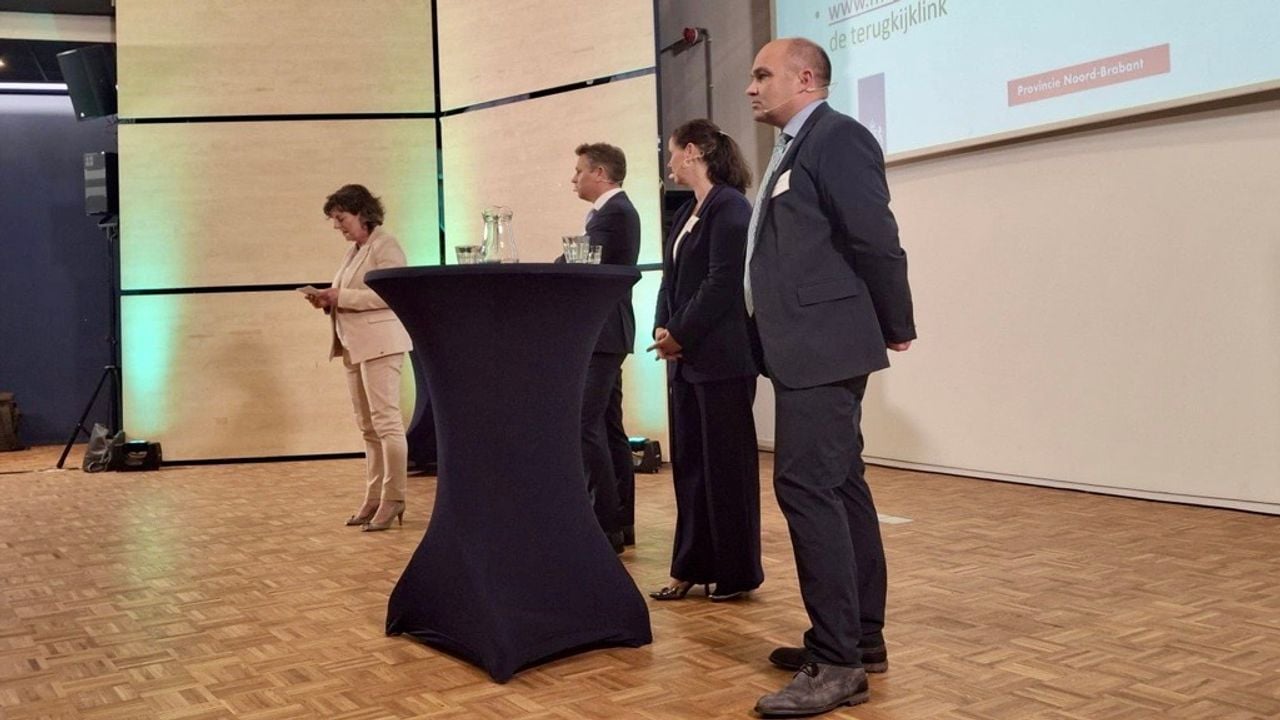 Staatssecretaris Jo-Annes de Bat, provinciebestuurder Wilma Dirken en wethouder Danny Dingemans beantwoordden de vragen van bewoners (foto: Anouk Houweling)