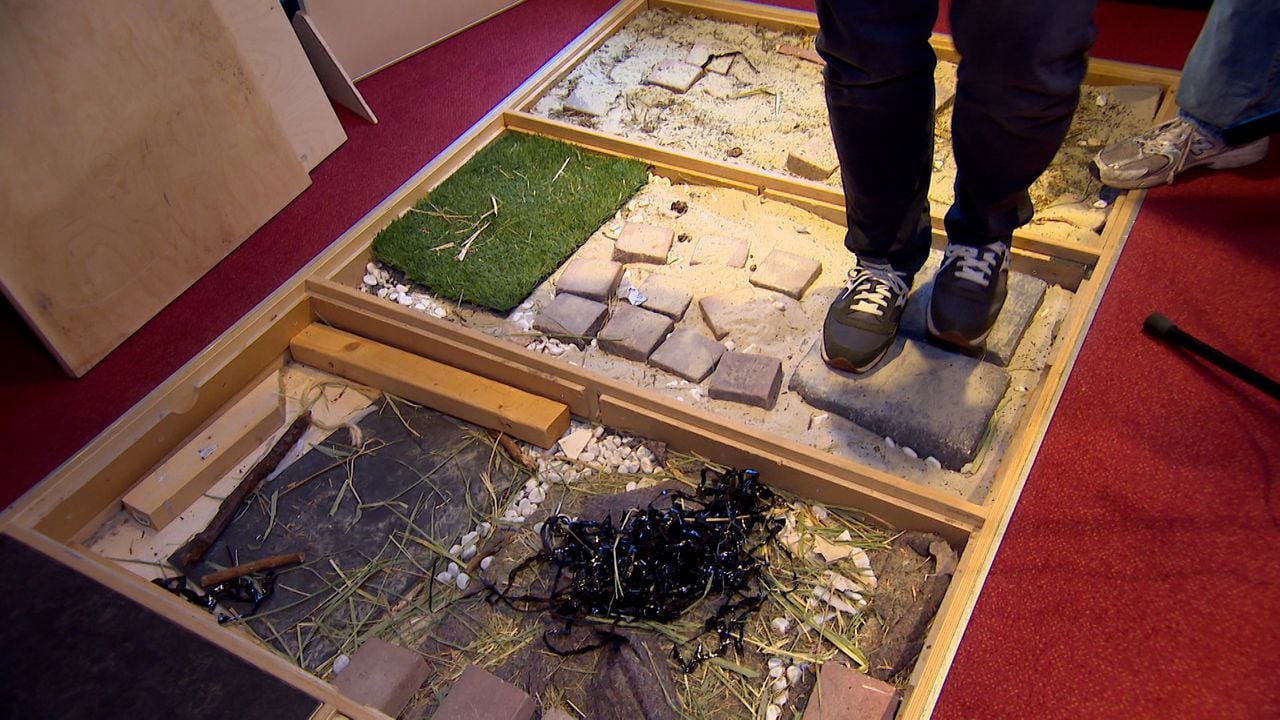 De luiken in de grond waaronder materiaal zit om voetstappen na te maken. (Foto: Omroep Brabant.)