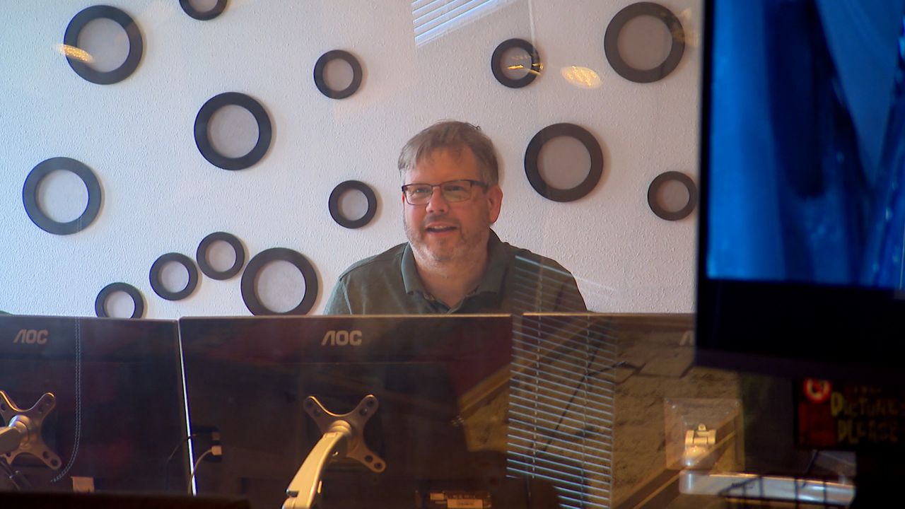 Tijn van Weteringen achter de knoppen in de geluidsstudio. (Foto: Omroep Brabant.)