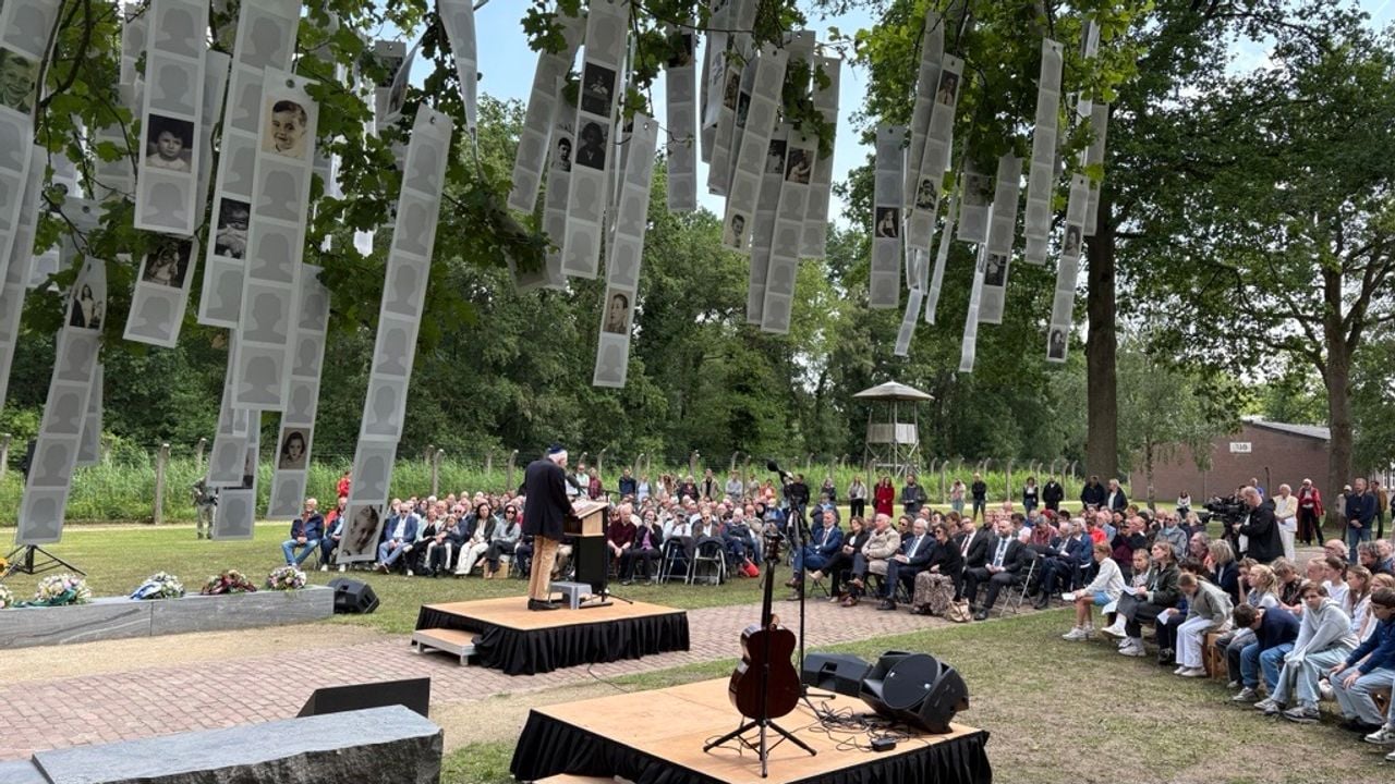 Overlevende Dolf Schaap (94) over zijn tijd in Kamp Vught. In de voorgrond linten met foto's van slachtoffers van het kindertransport uit 1943 (foto: Ruud Ritzen).