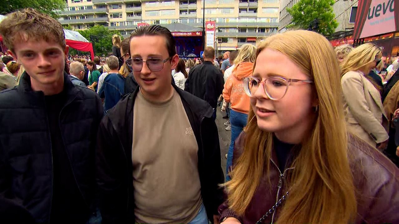 Welk nummer is de zomerhit van het jaar? Cheerio of Moët dat nou? Deze jongeren zijn er nog niet over uit. (Foto: Omroep Brabant.)