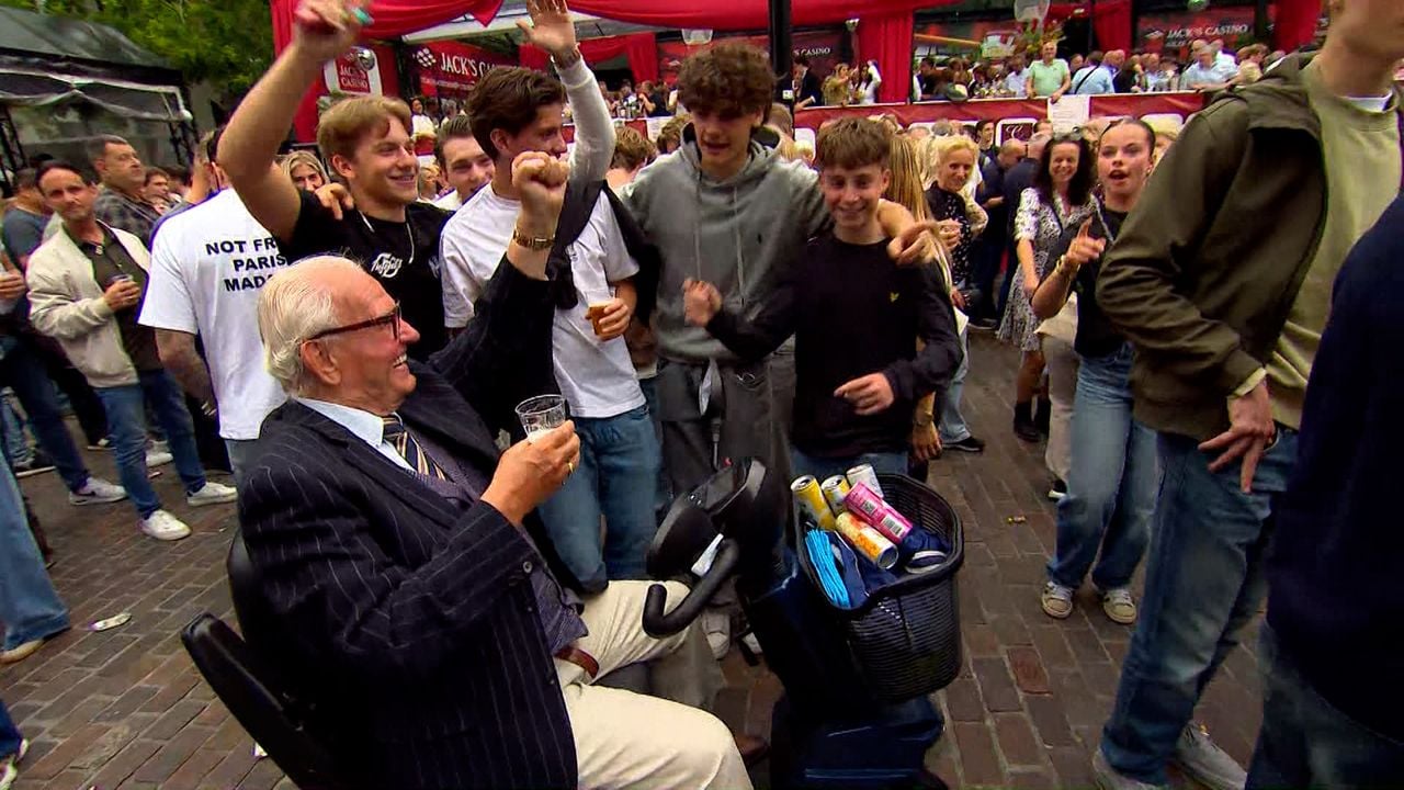 De meneer op de scootmobiel heeft het erg naar zijn zin. Op zaterdag ging hij zelfs met een buit van vijftig euro naar huis door de hoeveelheid statiegeldblikken in zijn mandje. (Foto: Omroep Brabant.)