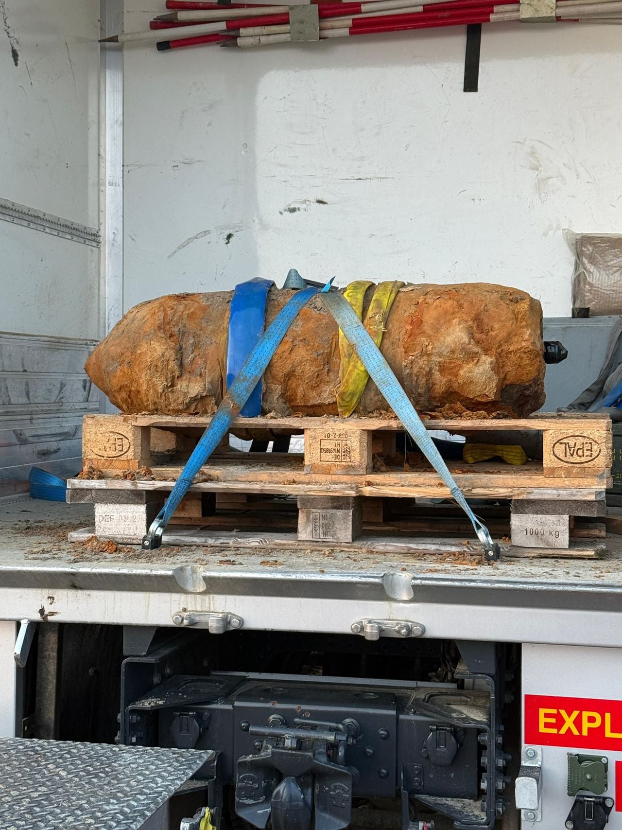 De bom in de vrachtwagen (foto: EOD).