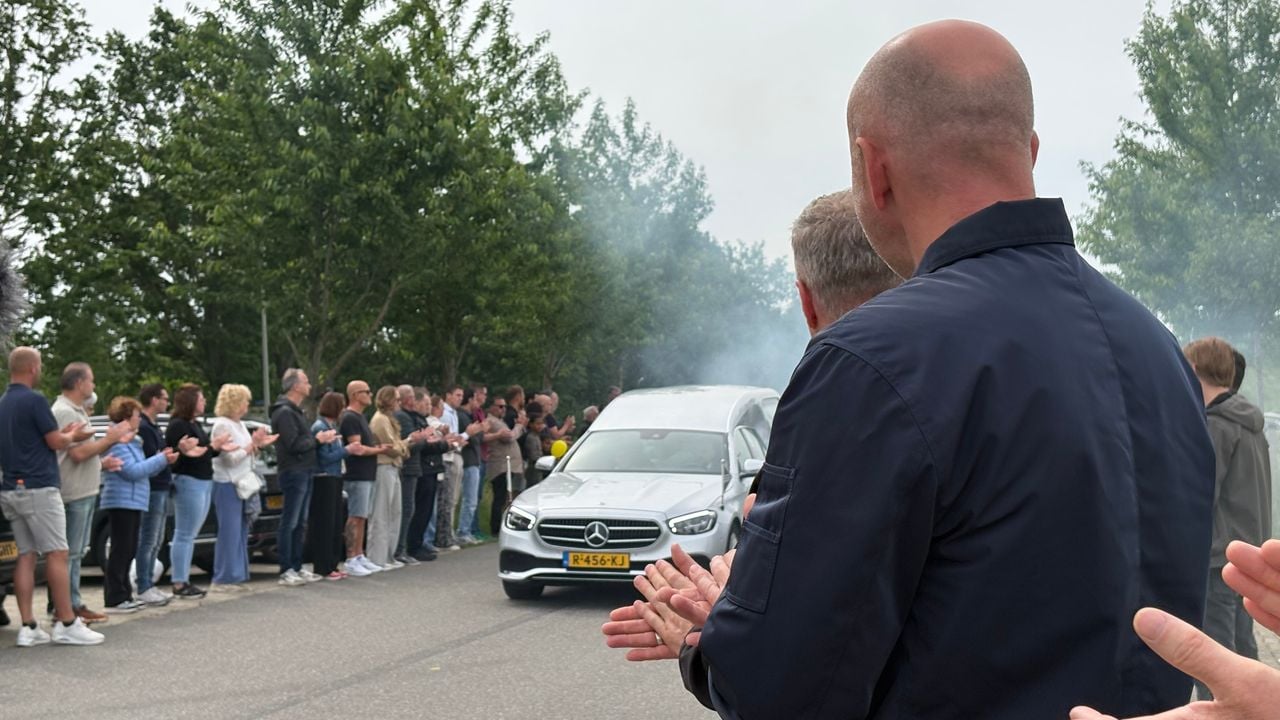 Er stonden honderden mensen langs de weg (foto: Omroep Brabant).