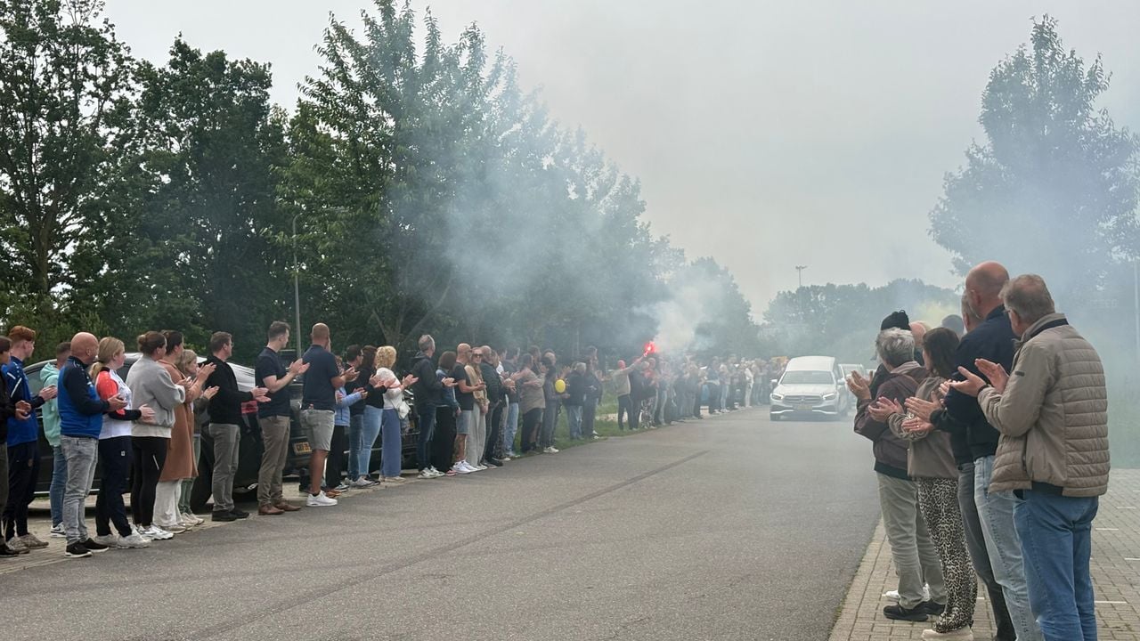 De rouwwagen maakte een ronde over de parkeerplaats bij voetbalvereniging Berghem Sport, waar Bas jeugdtrainer was (foto: Omroep Brabant).