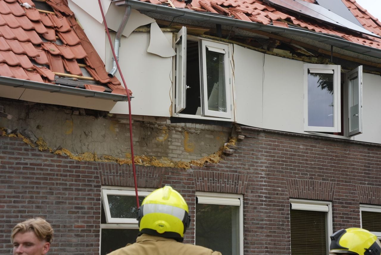 Ook de schade aan de gevel is flink (foto: Erik Haverhals / Persbureau Heitink).