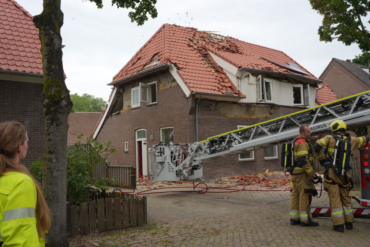 Er kwamen veel hulpdiensten op de explosie af (foto: Erik Haverhals / Persbureau Heitink)