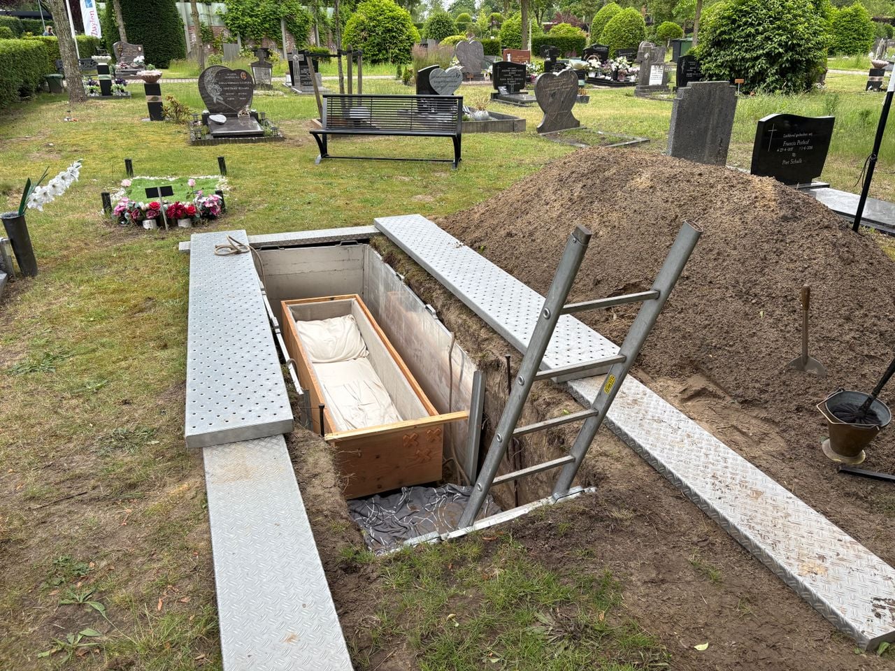 Het graf waarin mensen kunnen proefliggen (foto: Ruud Ritzen).