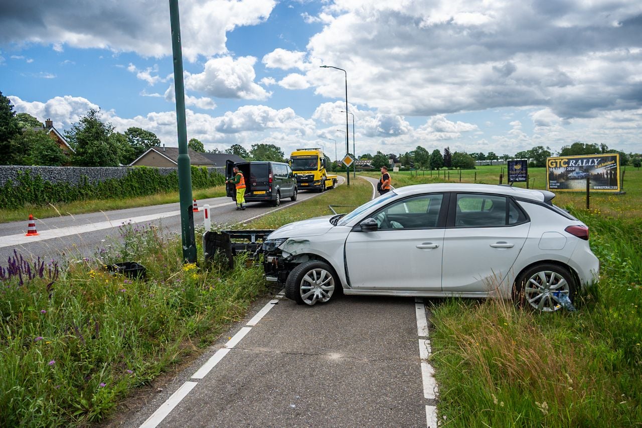 Auto botst tegen lantaarnpaal in Etten-Leur (foto: Persbureau Heitink).