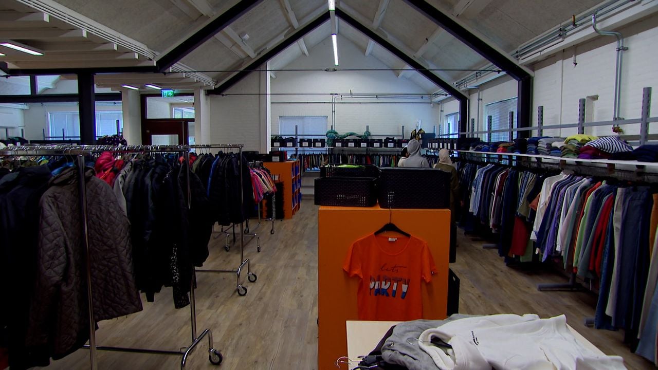 Bij de Kledingbank kunnen mensen gratis kleding krijgen (foto: Jan Peels).
