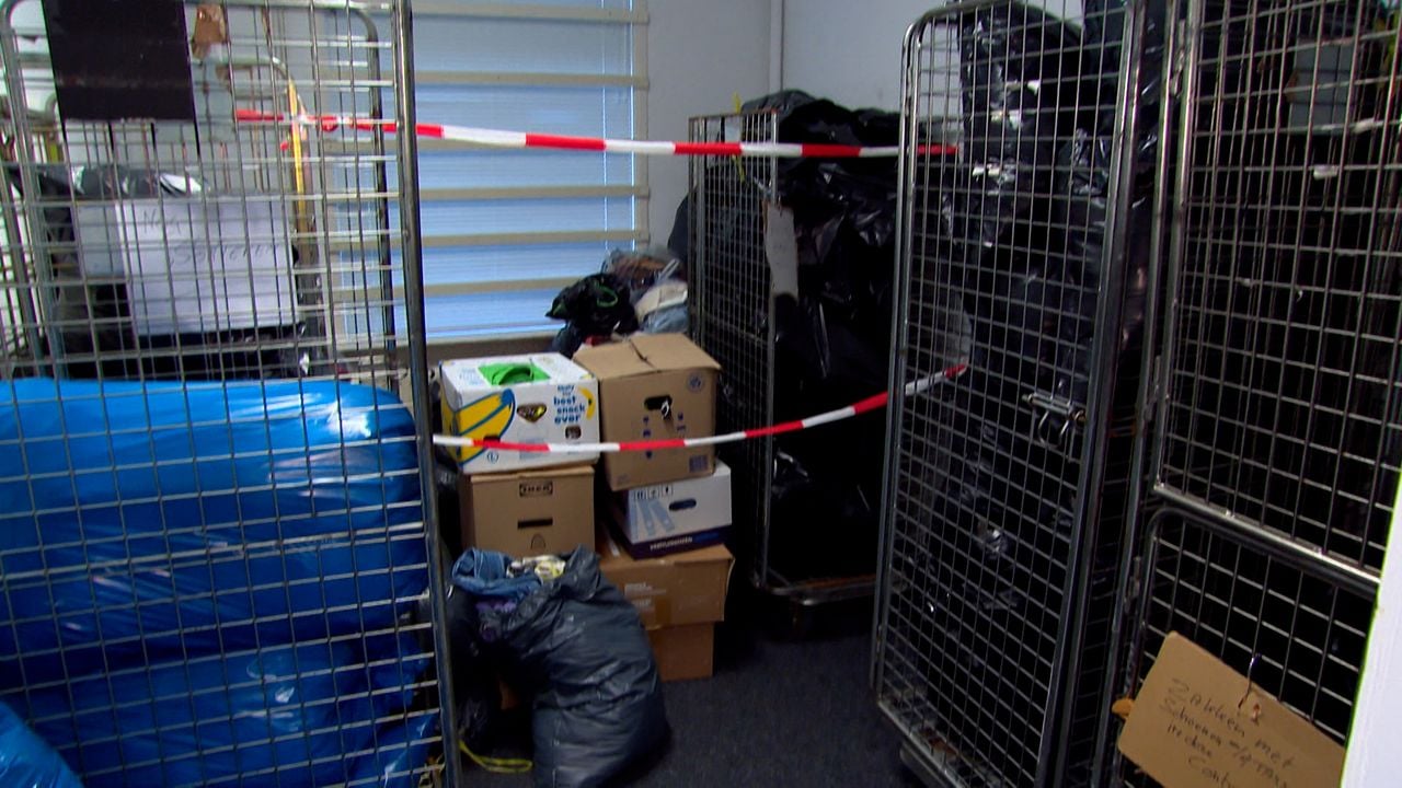 Een klein deel van de vele zakken met gebruikte kleding (foto: Jan Peels).