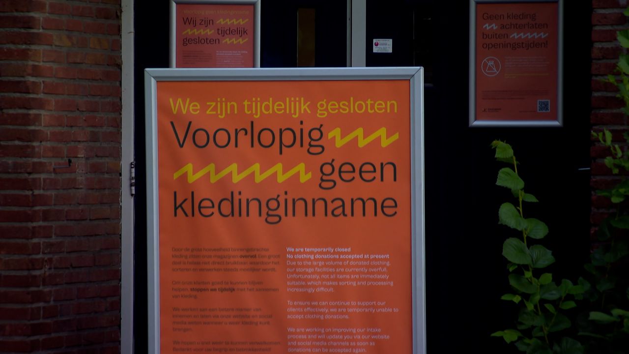 Bord bij ingang van kledingbank (foto: Jan Peels).