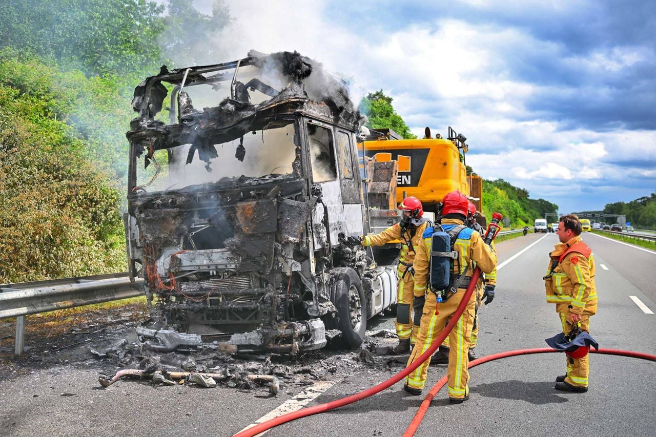 De vrachtwagen vervoerde een graafmachine (foto: Rico Vogels / Persbureau Heitink).