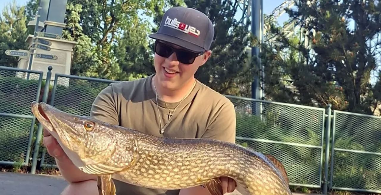 Tijdens een personeelsactiviteit ving Ryan een grote snoek in een vijver van de Efteling (foto: Looopings/ryans.fishing.adventures).