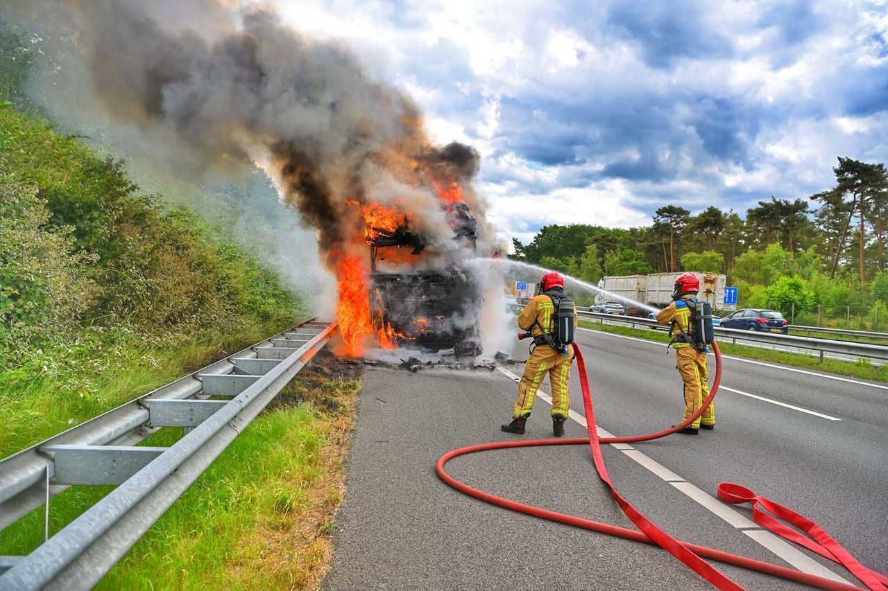 Ook een deel van de berm ging in vlammen op (foto: Rico Vogels / Persbureau Heitink).