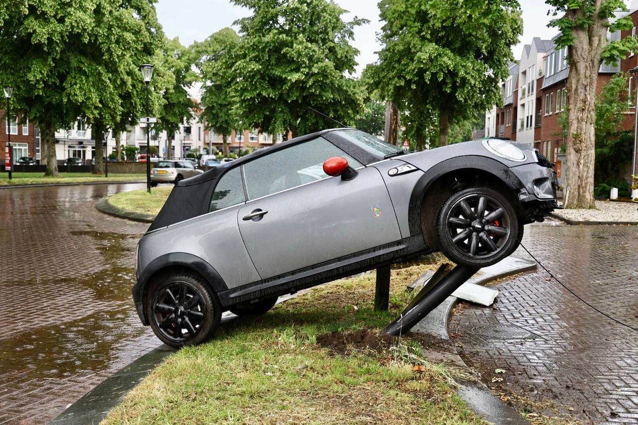 De bestuurder botste tegen de stoeprand en toen ging het mis (foto: Saskia Kusters / Persbureau Heitink).
