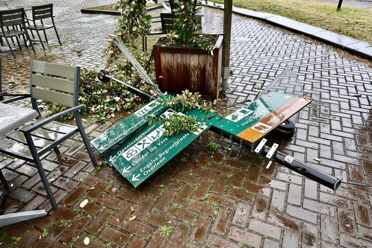 De paal met wegbewijzering overleefde de crash niet (foto: Saskia Kusters / Persbureau Heitink).