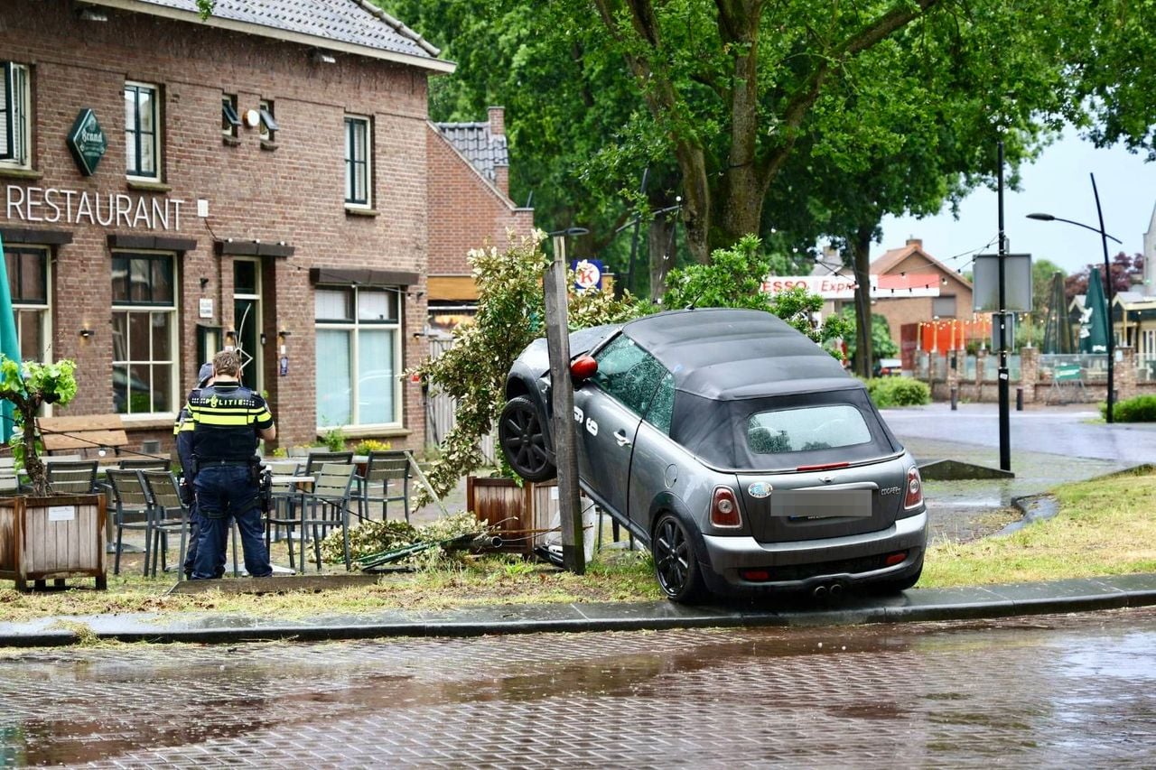 De schade aan het terras is beperkt gebleven (foto: Saskia Kusters / Persbureau Heitink).