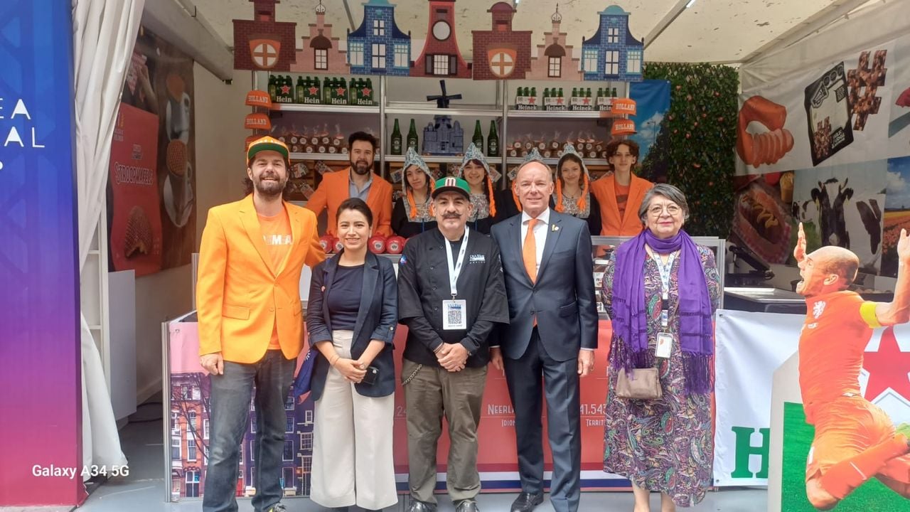 Koen Houwen, zijn team en de kartonnen Arjen Robben kregen bezoek van de Nederlandse ambassadeur in Mexico (foto: privé).