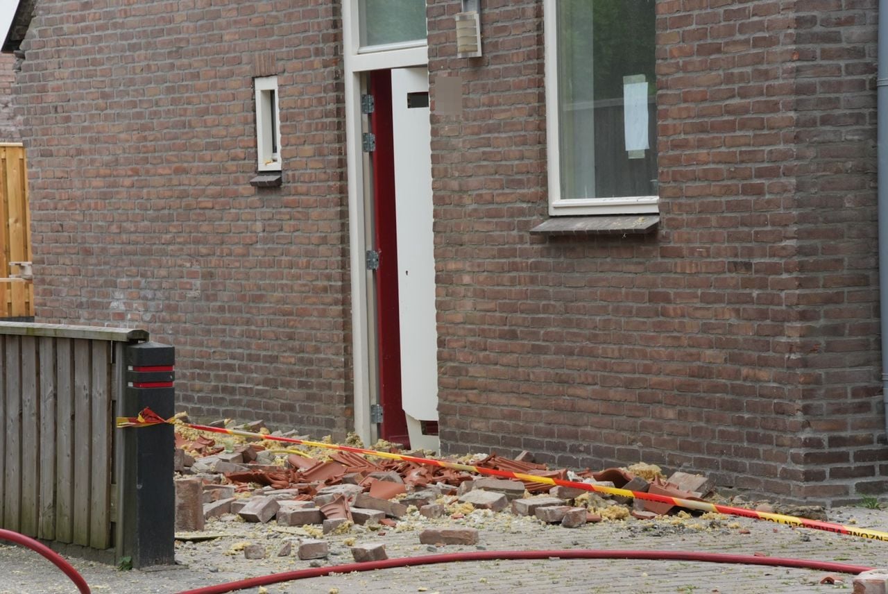Rond het huis liggen veel brokstukken (foto: Erik Haverhals / Persbureau Heitink).