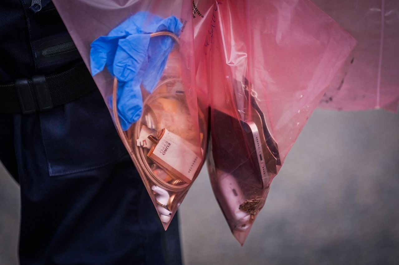 De inbreker had sierraden, draadloze oortjes en geld gestolen (foto: Persbureau Heitink/SQ Vision).