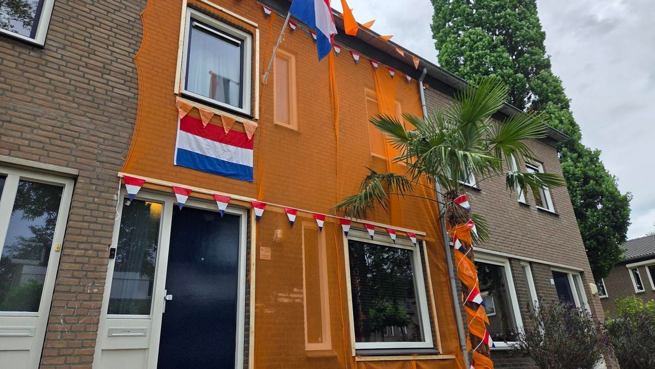 Het oranje huis van Peer en Meggie (foto: Noël van Hooft).