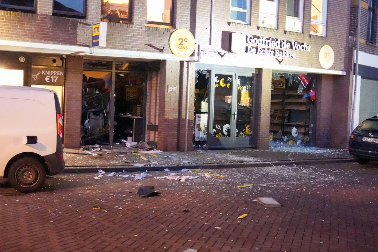 Enorme ravage na plofkraak in Helmond (foto: Harrie Grijseels/Persbureau Heitink).