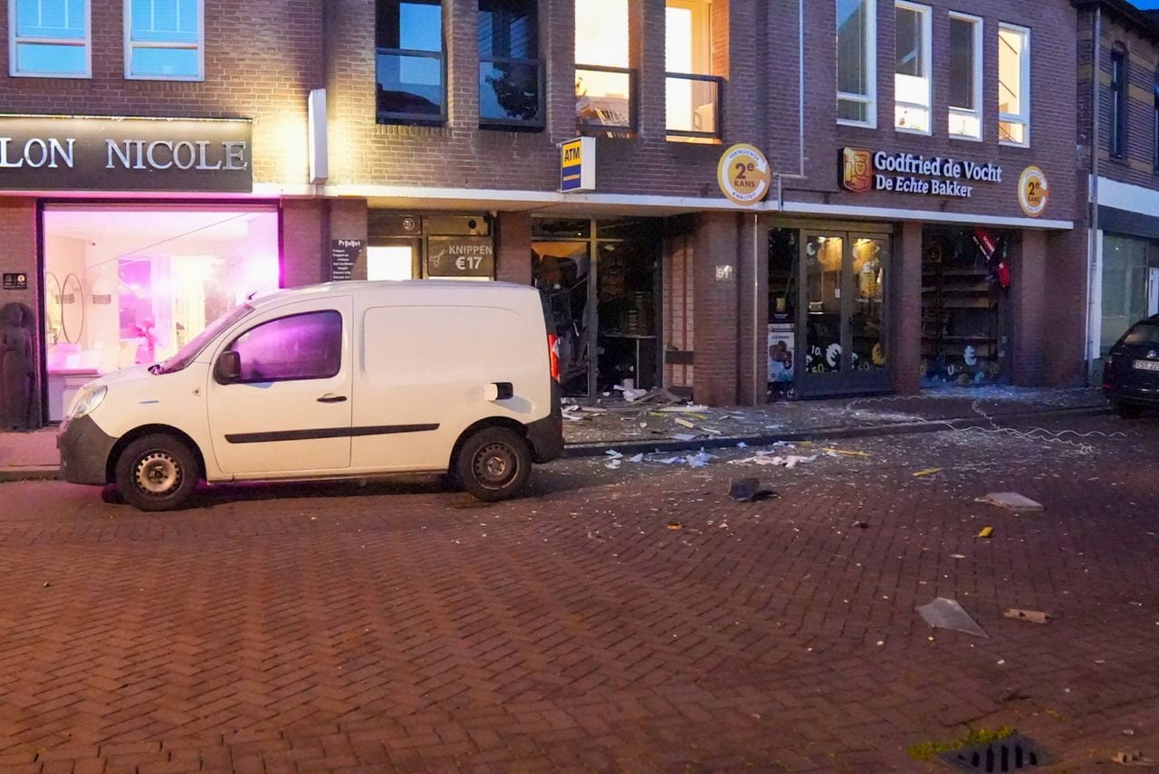 Enorme ravage na plofkraak in Helmond (foto: Harrie Grijseels/Persbureau Heitink).