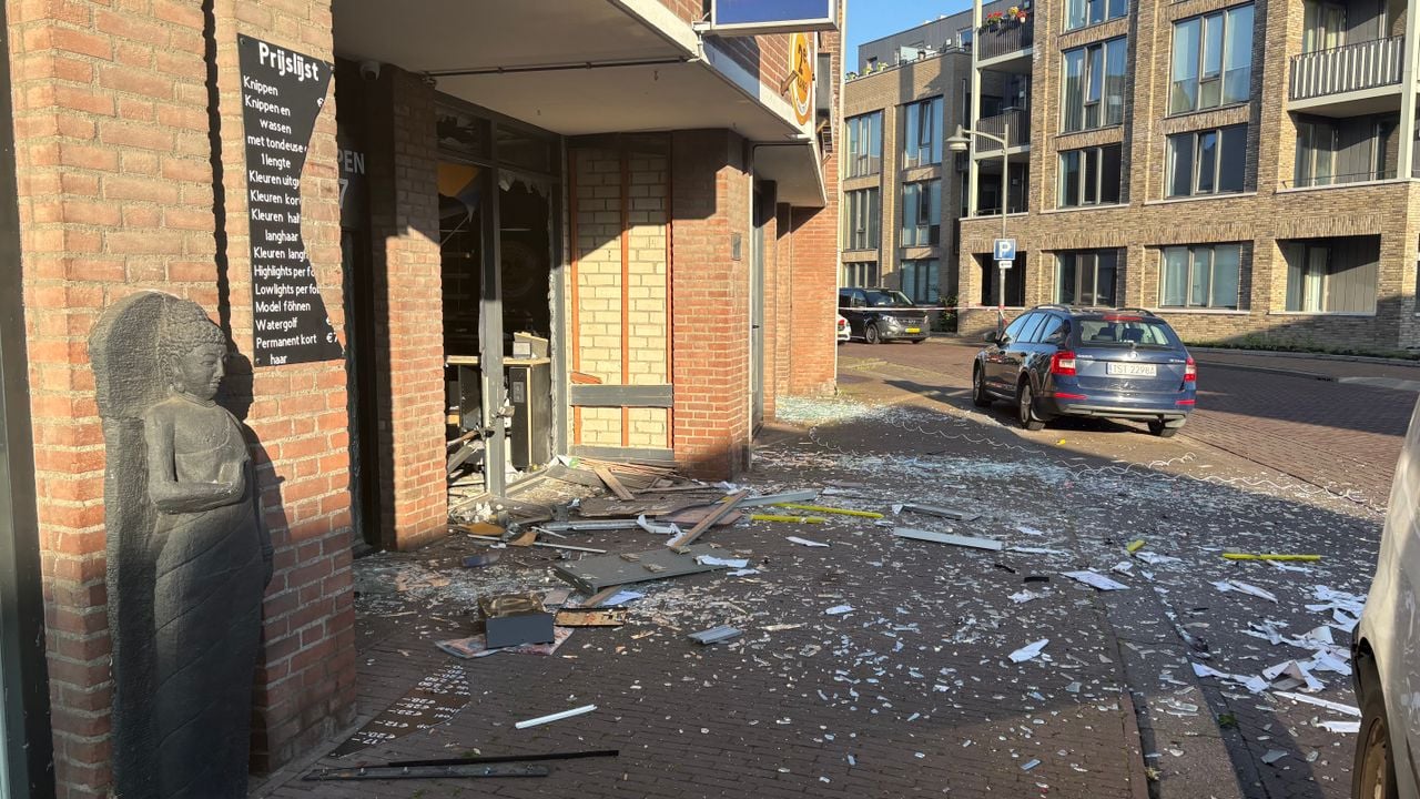 De schade is enorm na een plofkraak in Helmond (foto: Omroep Brabant).