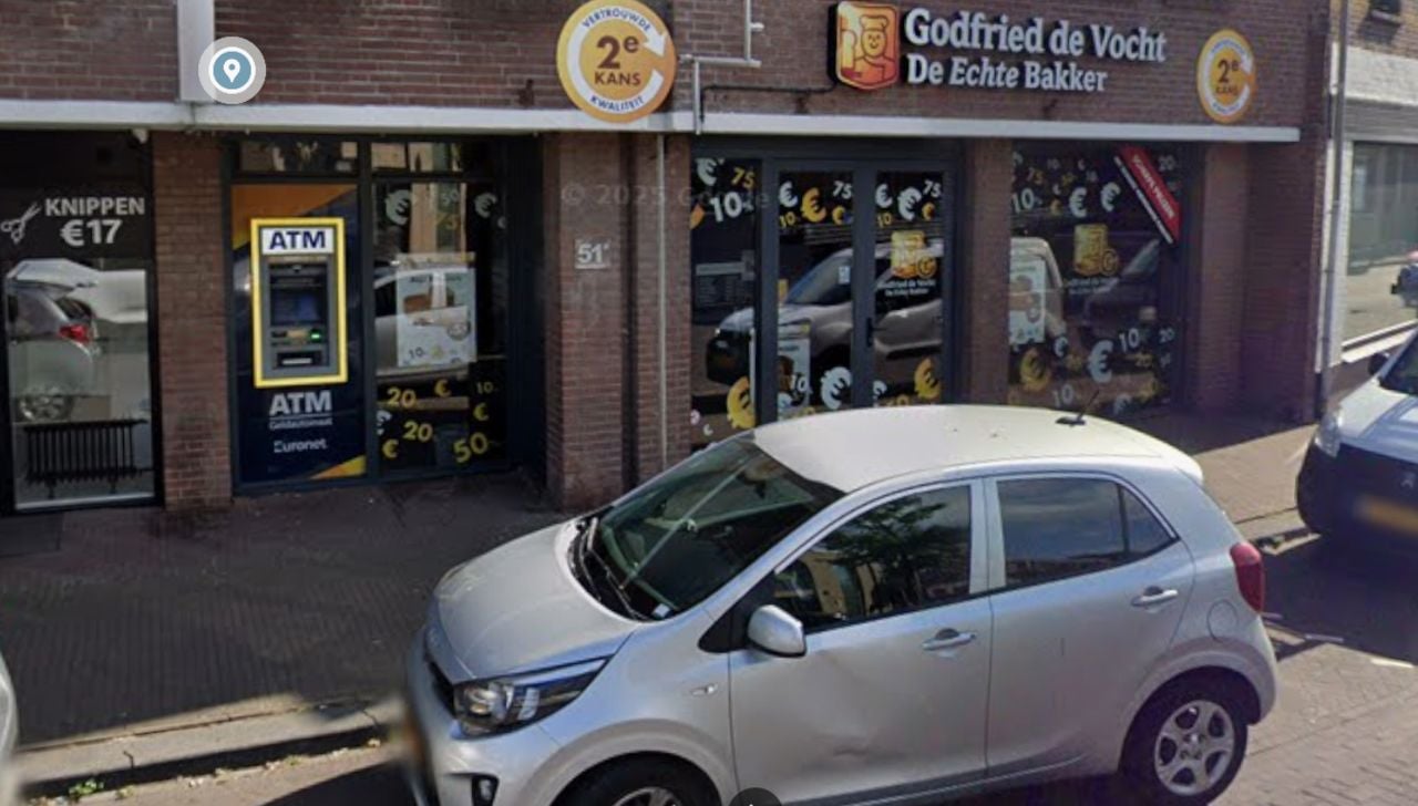 De geldautomaat zat in de pui van de bakkerij, is te zien op deze foto (beeld: Google Maps).