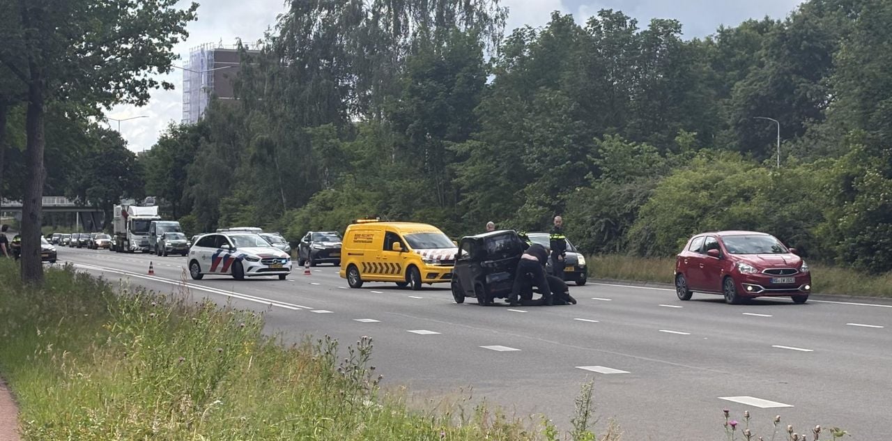 Omstanders konden het wagentje weer rechtop zetten (foto: Omroep Brabant).