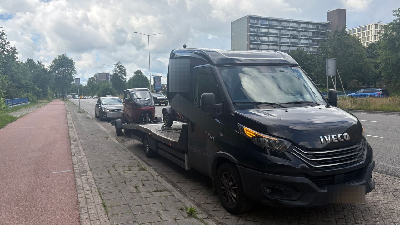 De oplegger vervoerde in totaal drie wagens (foto: Omroep Brabant).