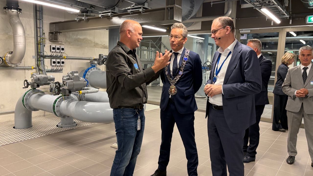 Burgemeester krijgt uitleg in de nieuwe waterfabriek (foto: Jan Peels).