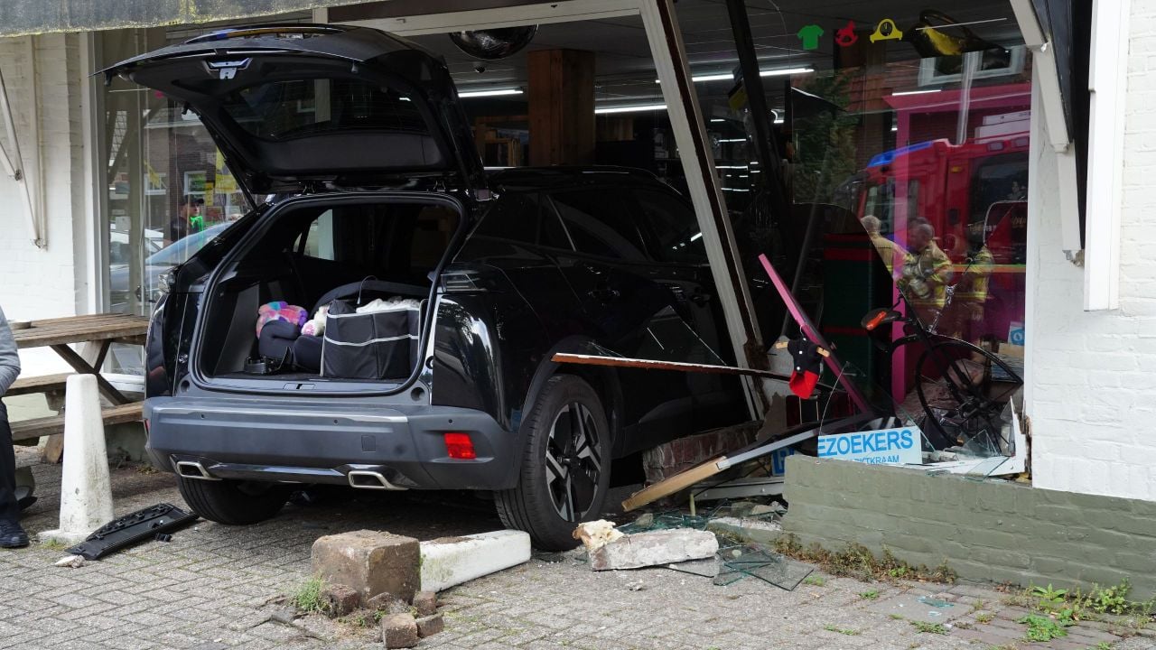 Auto rijdt door pui van winkel in Oss (foto: SQ Vision).