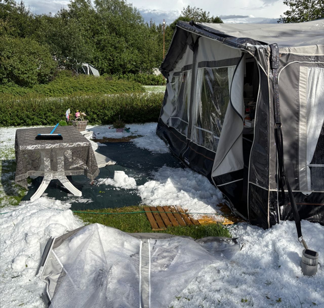 Een dag later ligt er nog steeds hagel (foto: Jan Peels).
